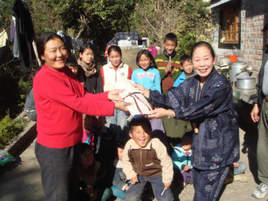 チベット子供村で文房具を寄贈