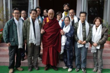 ダライラマ14世法王とアイキャンプメンバー