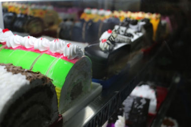 毒々しい色のケーキ（美味です）