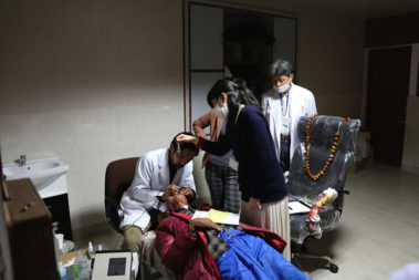 老眼鏡を掛けて検査中